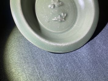 Une coupe en porcelaine de Chine c&eacute;ladon de Longquan &agrave; d&eacute;cor de 'deux poissons', Song